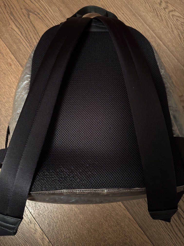 mcq backpack （分類：背包）位於 Hong Kong。 由 crazyyyyyy 提交（商品編號 1449478949，圖片 3）。簡介： 新舊如圖 ————————— 港島交收（其他地方互就） 平郵 郵費自付 / 順豐到付 ————————— Cash / Payme / FPS / AlipayHK。