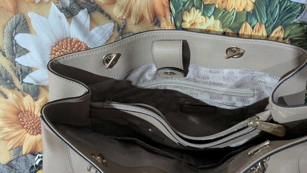 Michael Kors Beige Leather Tote Bag (Category: Luxury Bags & Wallets) located in Manila. Submitted by ivyjoyecru24935 (Listing ID 1449330224, Image 2). Description: - Stylish beige leather tote bag - Elegant gold chain detailing - Multiple interior compartments for organization - Secure interior zip pocket - Signature Michael Kors logo lining - Comes with a charming keychain accessory.