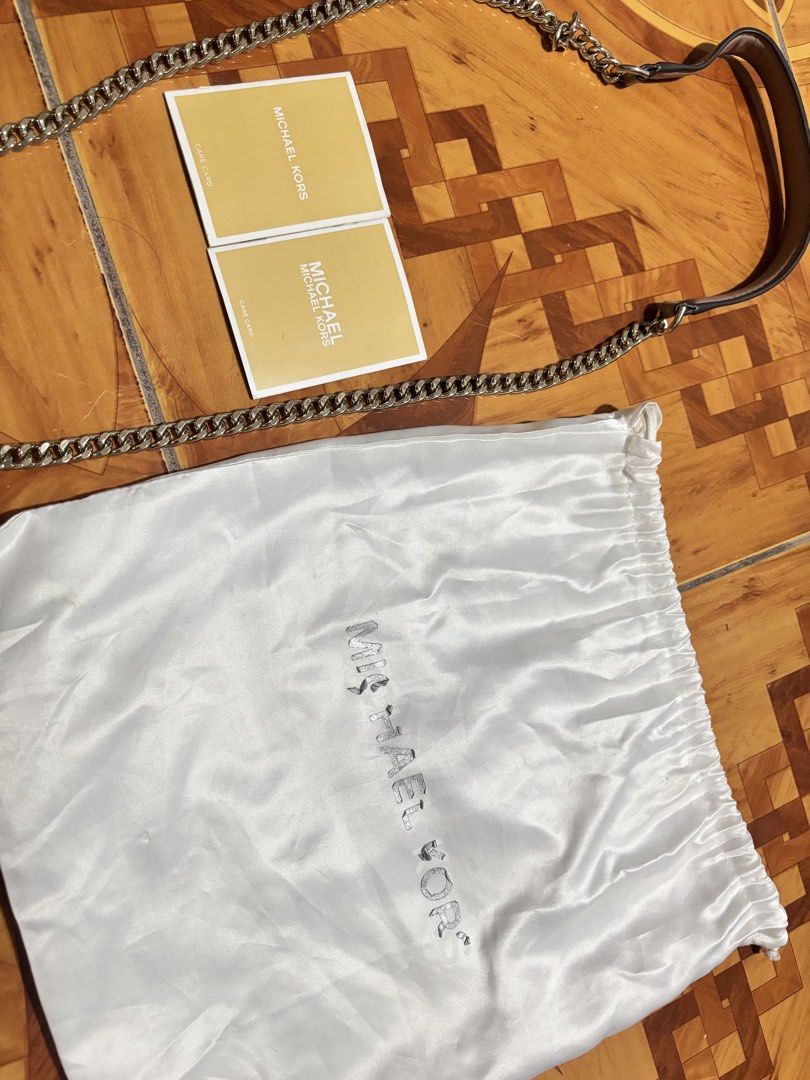 Michael Kors Quilted Leather Chain Shoulder Bag (Category: Luxury Bags & Wallets) located in Naic. Submitted by breyjon17 (Listing ID 1449444870, Image 3). Description: - Brand: Michael Kors - Color: Light Pink/Nude - Material: Quilted Chevron Leather - Hardware: Gold-tone - Closure: Turn-lock - Strap: Mixed Leather and Metal Chain - Includes: Original Dust Bag & Care Cards - Style: Perfect for going out or everyday use.