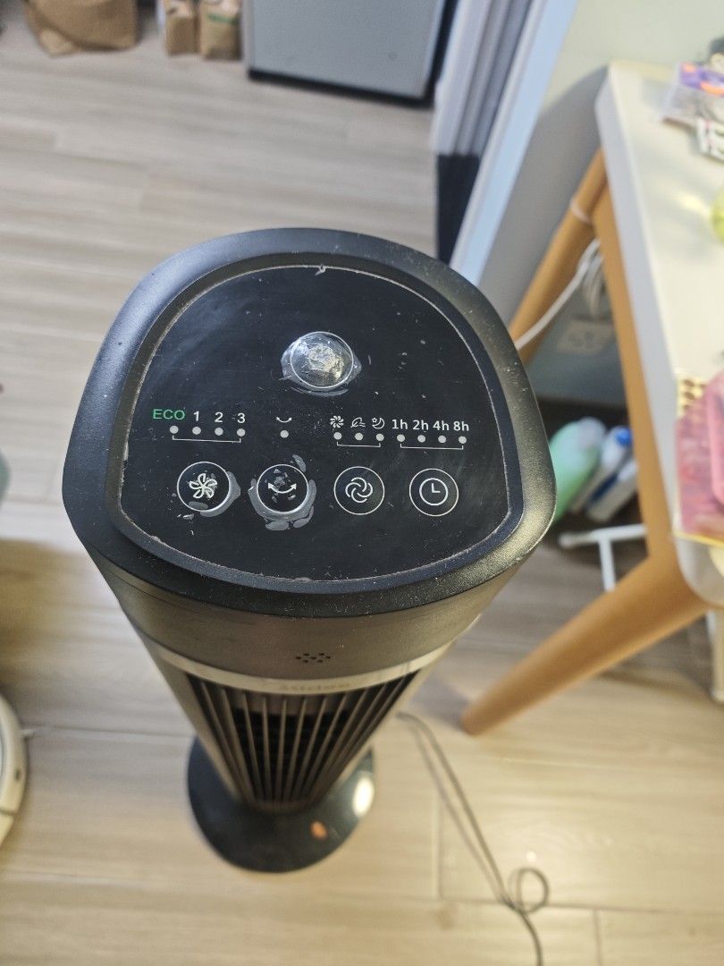 Midea美的電風扇 （分類：風扇）位於 Hong Kong。 由 mimo.shop 提交（商品編號 1449442850，圖片 3）。簡介： 呢把Midea美的直立式風扇，黑色設計好有型，放喺屋企任何角落都好襯。佢嘅纖巧設計唔佔地方，但送風範圍都幾闊。頂部有幾個簡單嘅按鈕，可以調較風速同埋開關，仲有埋環保（ECO）模式同埋定時功能，風扇運作時都幾靜，唔會嘈到人。呢把風扇功能齊全，而且外形又唔錯，絕對係夏天必備嘅好幫手！有興趣嘅朋友快啲聯絡我啦！。