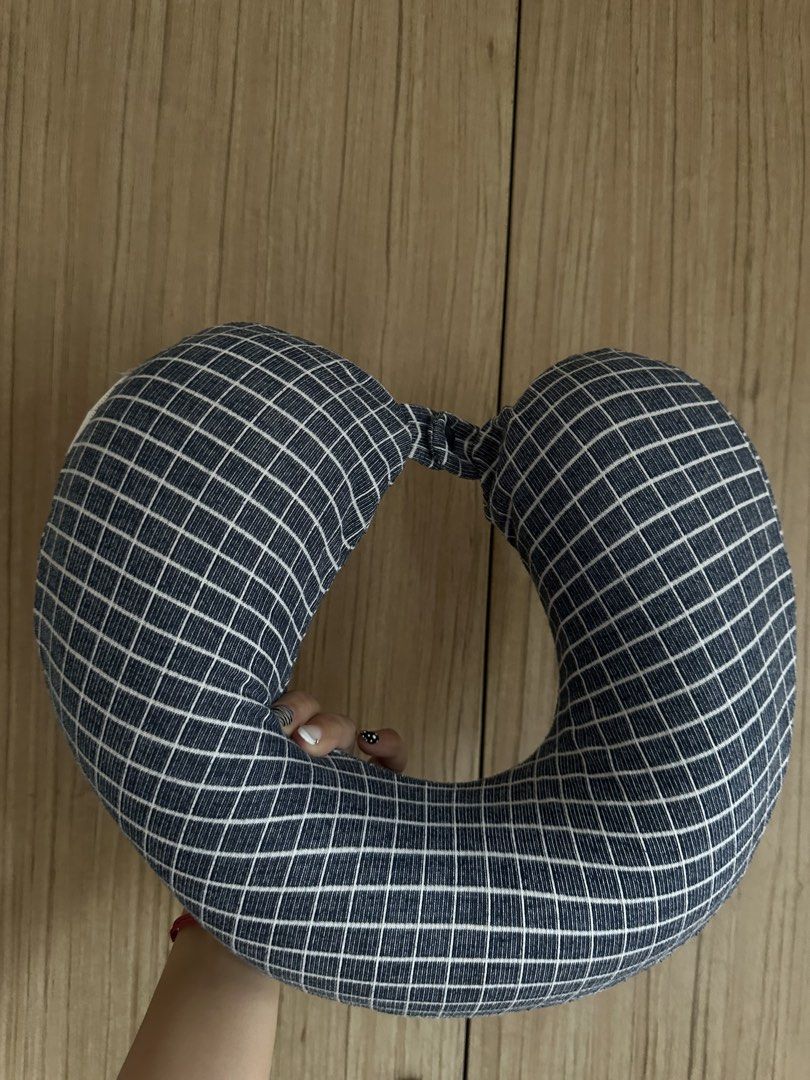 Miniso travel pillow (preloved) (Category: Travel Essentials & Accessories) located in Caloocan City. Submitted by 2ndfash (Listing ID 1449331619, Image 3). Description: Completely functional!.
