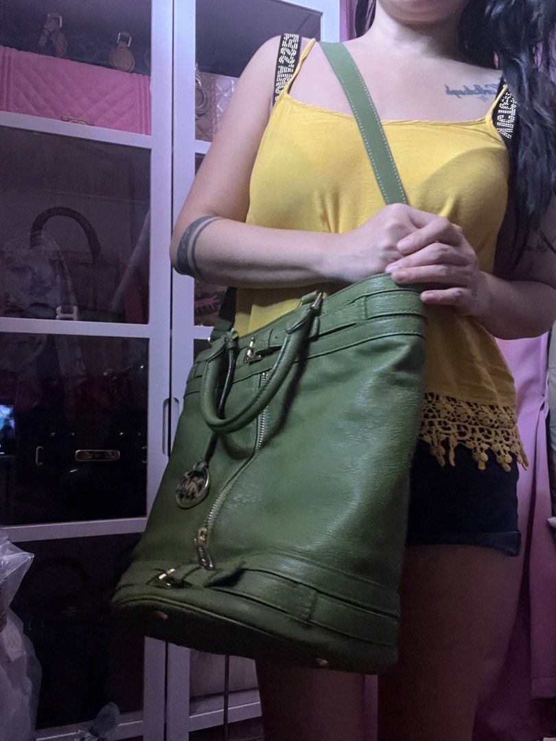 MK kingsbury bucket bag (Category: Cross-body Bags) located in General Trias. Submitted by glamph.december (Listing ID 1449244693, Image 2). Description: minimal dents sa hardware Good condition ang leather no crackings, rubber lining is good Gentrias cavite.