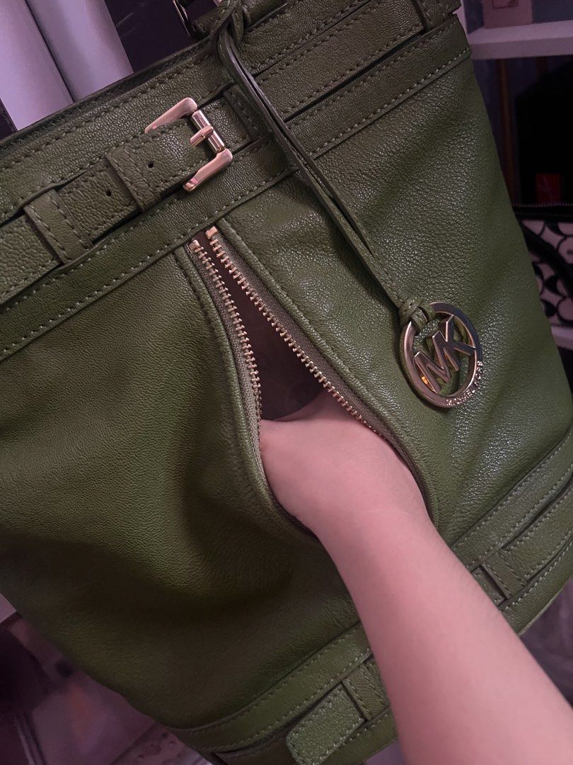 MK kingsbury bucket bag (Category: Cross-body Bags) located in General Trias. Submitted by glamph.december (Listing ID 1449244693, Image 3). Description: minimal dents sa hardware Good condition ang leather no crackings, rubber lining is good Gentrias cavite.