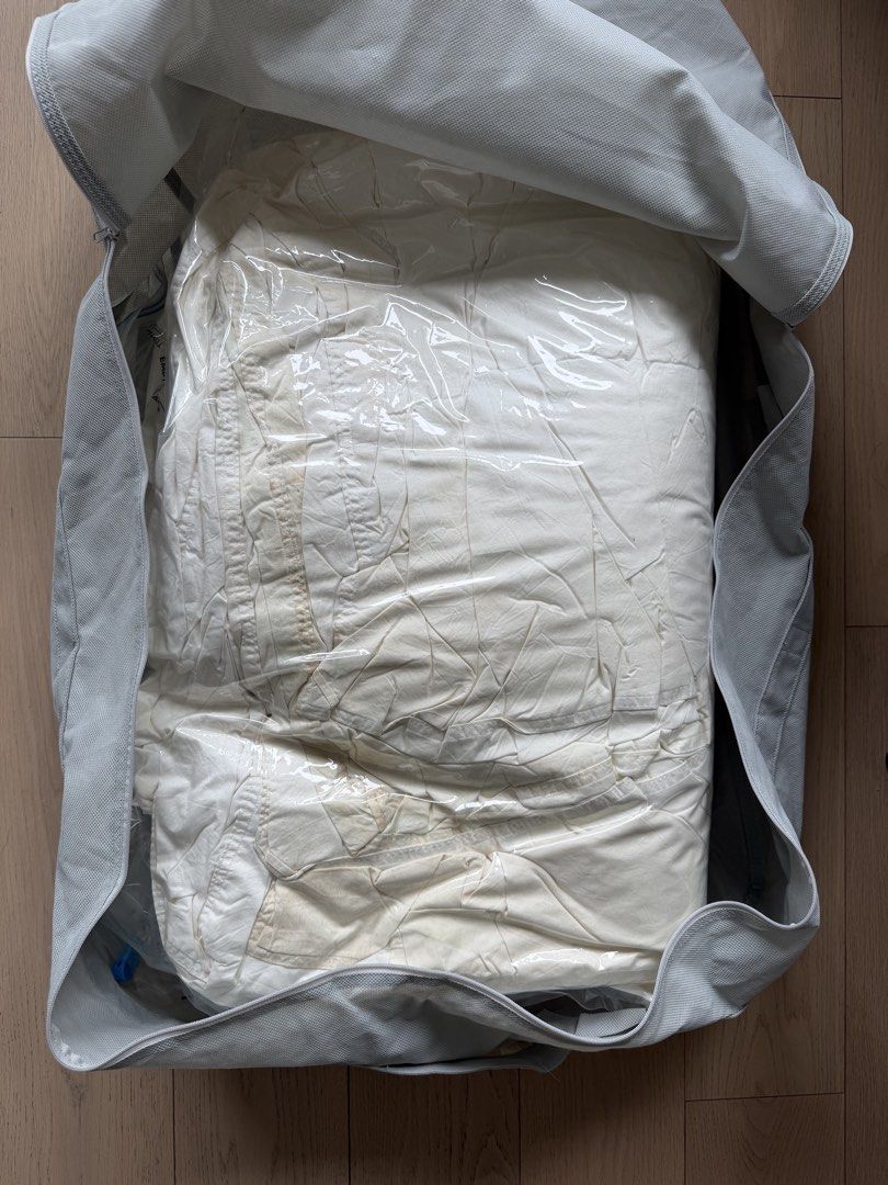 MUJI Down Duvet Queen 210x210cm （分類：床具浴巾）位於 Hong Kong。 由 thisisfine 提交（商品編號 1449423708，圖片 2）。簡介： Good condition Mild staining but rarely used (zipped up most of the time) Size: 210x210cm 90% down。