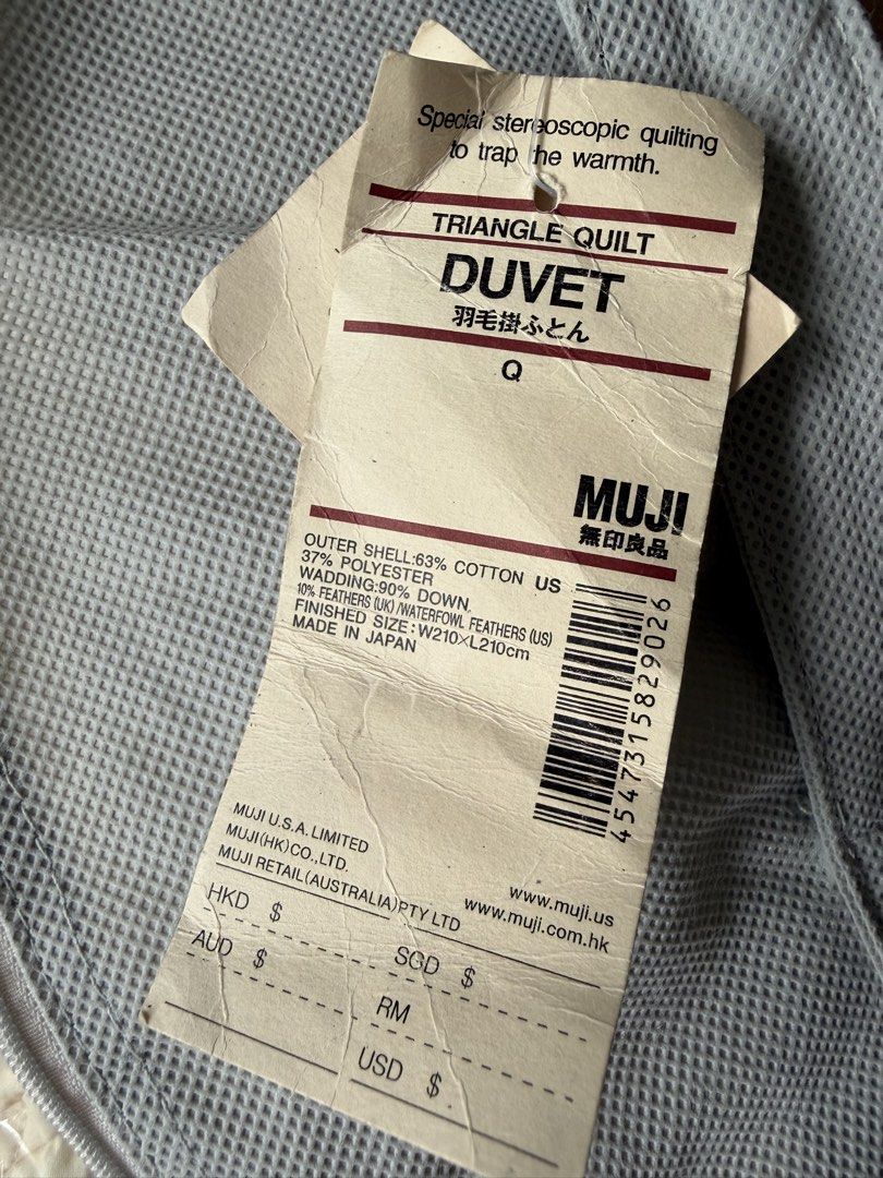 MUJI Down Duvet Queen 210x210cm （分類：床具浴巾）位於 Hong Kong。 由 thisisfine 提交（商品編號 1449423708，圖片 1）。簡介： Good condition Mild staining but rarely used (zipped up most of the time) Size: 210x210cm 90% down。