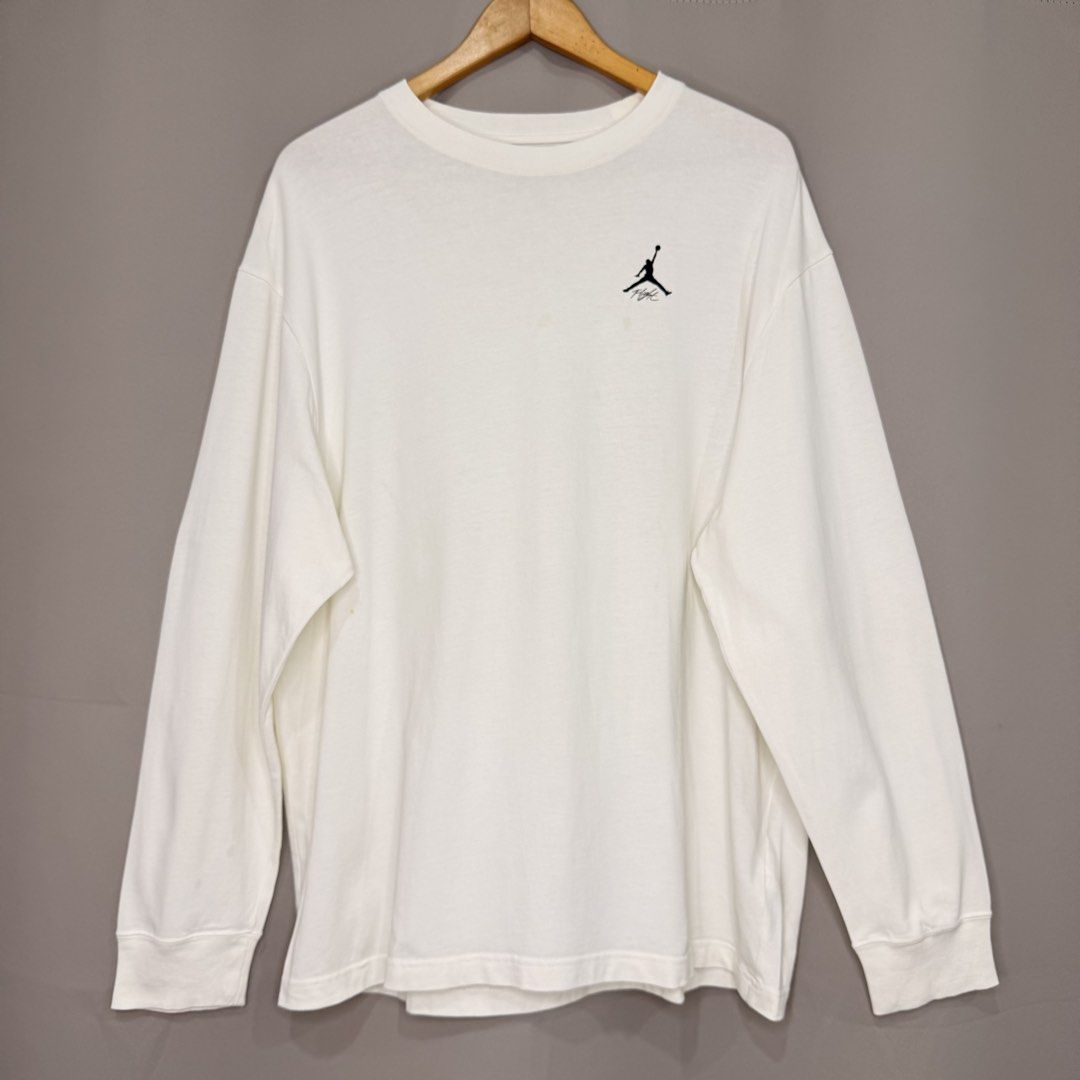 Nike Jordan Flight Heritage 85 Longsleeve (Category: Coats, Jackets and Outerwear) located in Manila. Submitted by saintjohnn (Listing ID 1449428914, Image 3). Description: Nike Jordan Flight Heritage 85 Longsleeve Width: 23" Length: 28" Sleeve: 31" Tag Size: XXL Condition: 10/10 No Issue ₱850.