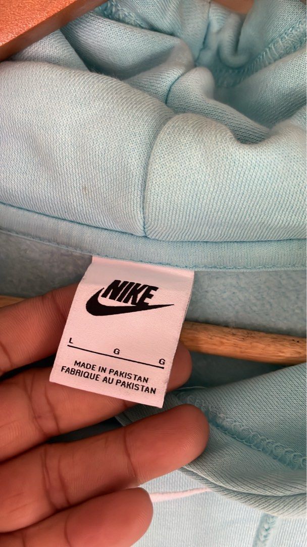 Nike Mid Swoosh Hoodie (Category: Coats, Jackets and Outerwear) located in Marikina City. Submitted by 4af966271c192b2f74291393ce6f74 (Listing ID 1449355109, Image 3). Description: Size Large As New Condition No flaws No issue Authentic Rare Color Way.