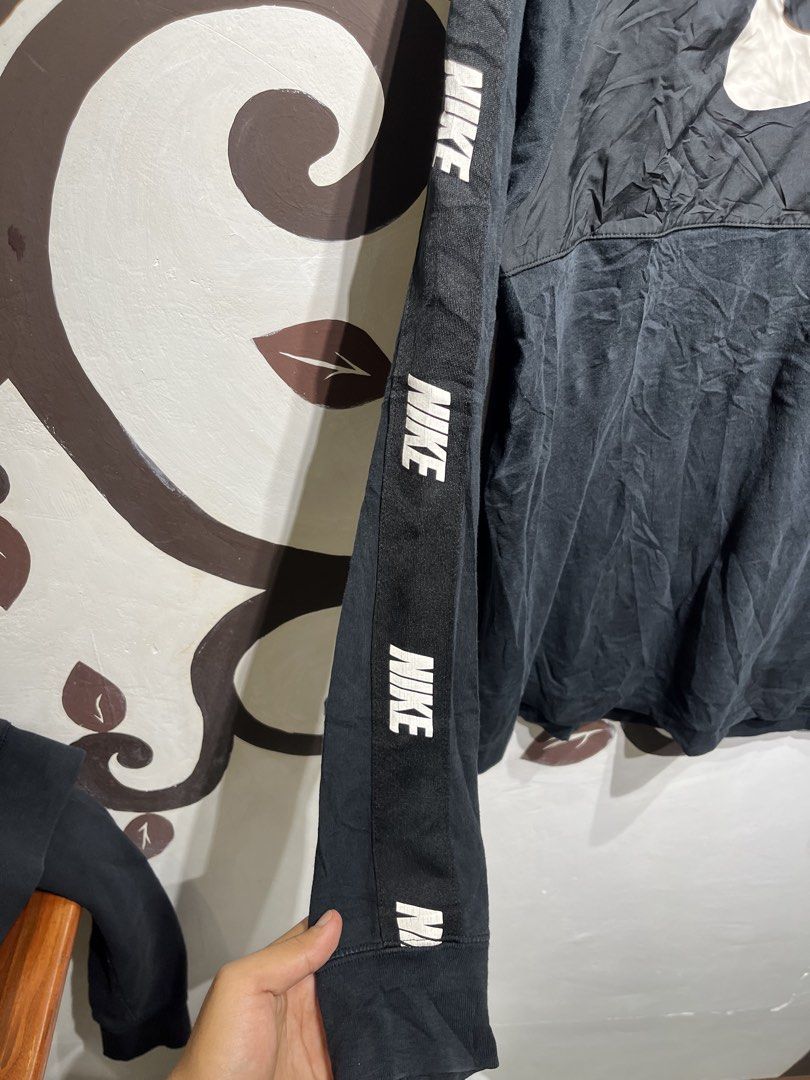 NIKE SWEATSHIRT (Category: Tshirts & Polo Shirts ) located in Bayog. Submitted by hared_dos (Listing ID 1449510765, Image 2). Description: Size M on tag Dimes 20 x 27.