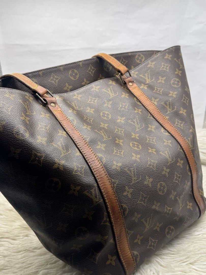 orig Lv tote bag (Category: Luxury Bags & Wallets) located in Quezon City. Submitted by jhen141414 (Listing ID 1449521529, Image 3). Description: guaranteed orig or your money back can pick up in timog store no major flaws signs of wear lang, maayos pa mga handles no cracks.