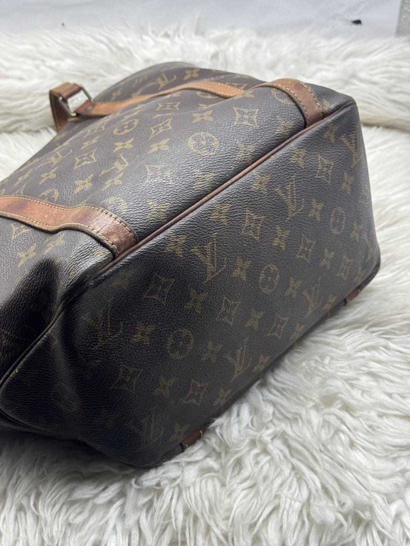 orig Lv tote bag (Category: Luxury Bags & Wallets) located in Quezon City. Submitted by jhen141414 (Listing ID 1449521529, Image 2). Description: guaranteed orig or your money back can pick up in timog store no major flaws signs of wear lang, maayos pa mga handles no cracks.