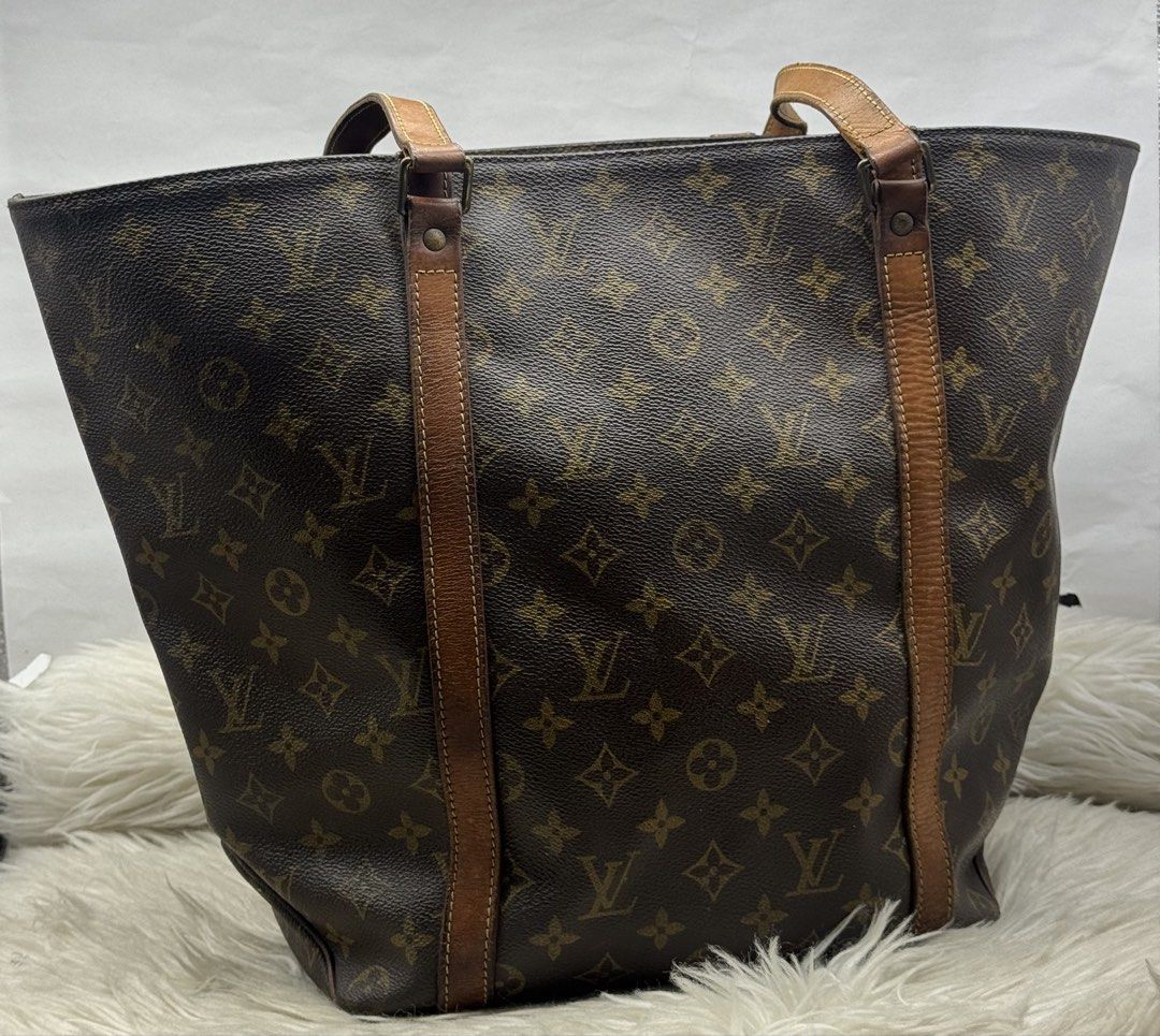orig Lv tote bag (Category: Luxury Bags & Wallets) located in Quezon City. Submitted by jhen141414 (Listing ID 1449521529, Image 1). Description: guaranteed orig or your money back can pick up in timog store no major flaws signs of wear lang, maayos pa mga handles no cracks.