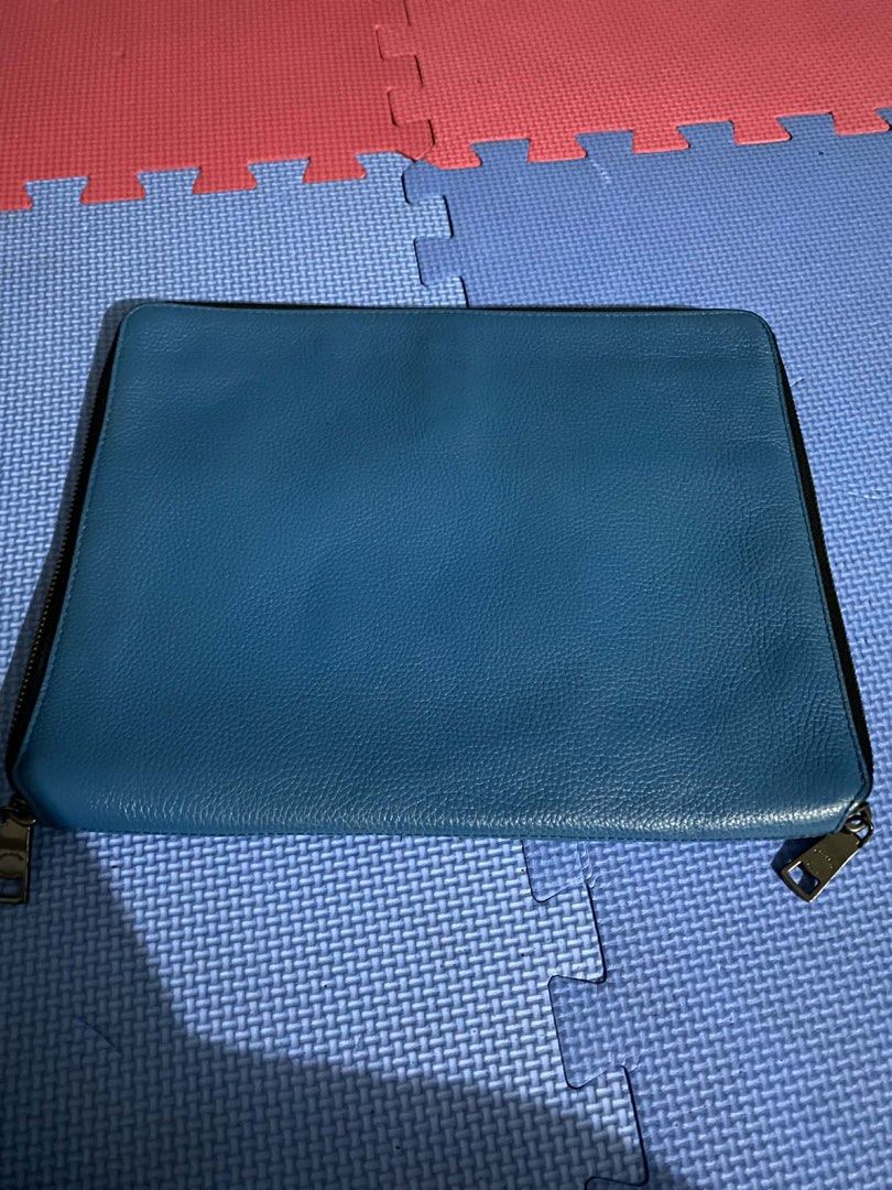 Original Coach ipad case (Category: Luxury Bags & Wallets) located in Angeles City. Submitted by maria_anna_gracia1130 (Listing ID 1449454954, Image 2). Description: Original coach ipad case Leather Good as new Kasya ipad 11inch.