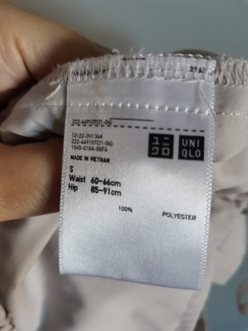 uniqlo midi skirt (Category: Skirts) located in Quezon City. Submitted by charlottescollection (Listing ID 1449391370, Image 2). Description: original uniqlo midi skirt light and flowy with side pockets can fit till size 28 garterized .