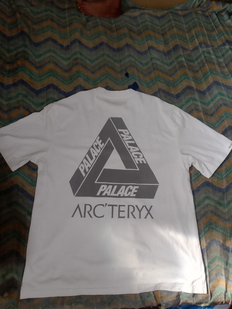 Palace Arc'teryx White T-shirt (Category: Tshirts & Polo Shirts ) located in Iloilo. Submitted by janillthrifted (Listing ID 1449533722, Image 2). Description: - Authentic Palace x White Palace collaboration t-shirt. - Iconic Palace triangle logo prominently displayed on the back. - Smaller Palace logo featured on the chest. - Crafted from premium 100% cotton for comfort. - Tagged as size S/M, fitting a range of wearers. - A must-have collectible
