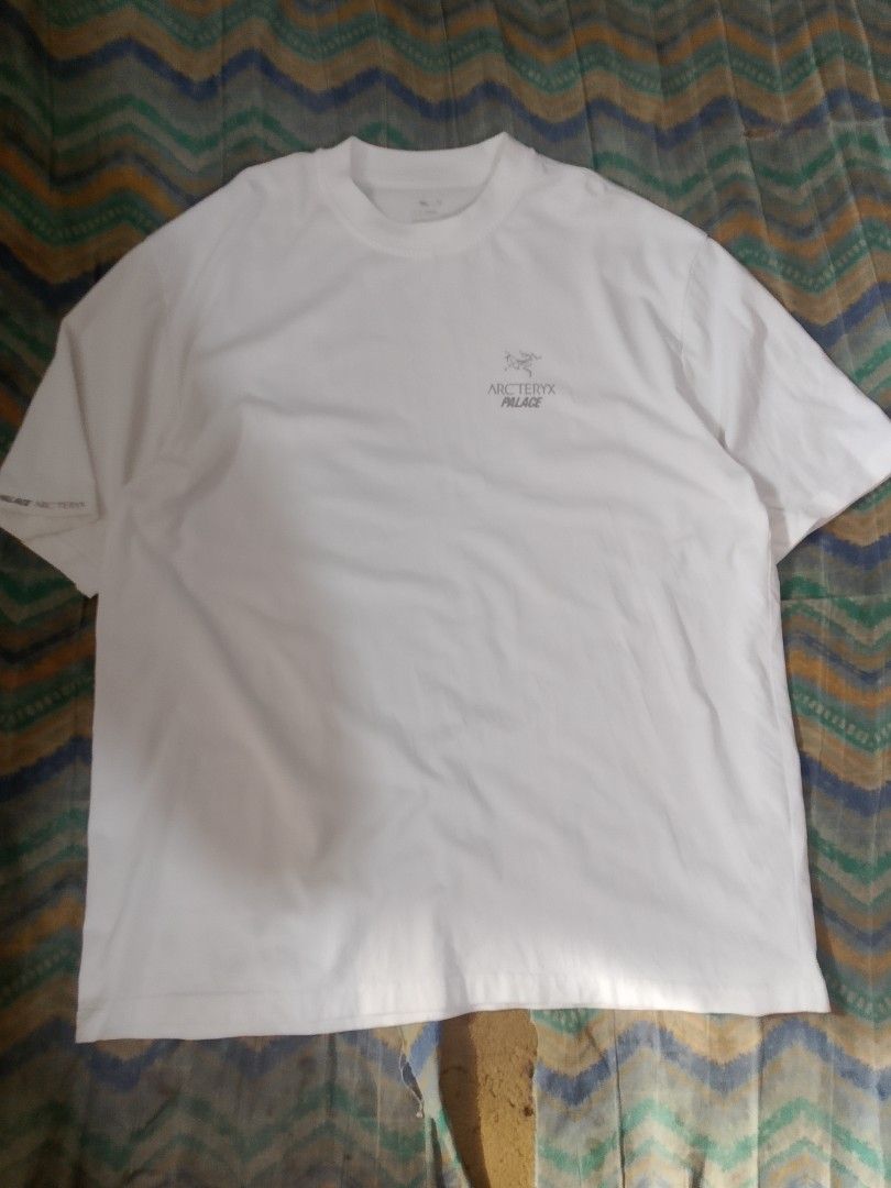 Palace Arc'teryx White T-shirt (Category: Tshirts & Polo Shirts ) located in Iloilo. Submitted by janillthrifted (Listing ID 1449533722, Image 1). Description: - Authentic Palace x White Palace collaboration t-shirt. - Iconic Palace triangle logo prominently displayed on the back. - Smaller Palace logo featured on the chest. - Crafted from premium 100% cotton for comfort. - Tagged as size S/M, fitting a range of wearers. - A must-have collectible