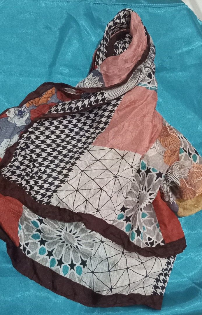 Pashmina motif brand (Kategori: Syal) berada di Tangerang. Dikirim oleh el.dara_thrift (ID iklan 1449490695, Gambar 1). Deskripsi: .