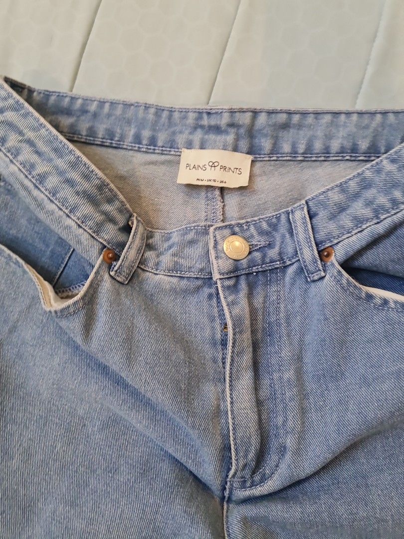 Plains & Prints Light Wash Denim Jeans (Category: Jeans) located in San Juan City. Submitted by rwongthings (Listing ID 1449459139, Image 3). Description: - Plains & Prints Barrel Jeans - Store bought for P 2000+ - Button and zip - Front and back pockets - Comfortable fit.