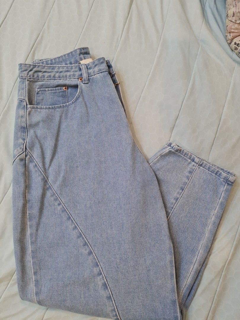 Plains & Prints Light Wash Denim Jeans (Category: Jeans) located in San Juan City. Submitted by rwongthings (Listing ID 1449459139, Image 2). Description: - Plains & Prints Barrel Jeans - Store bought for P 2000+ - Button and zip - Front and back pockets - Comfortable fit.