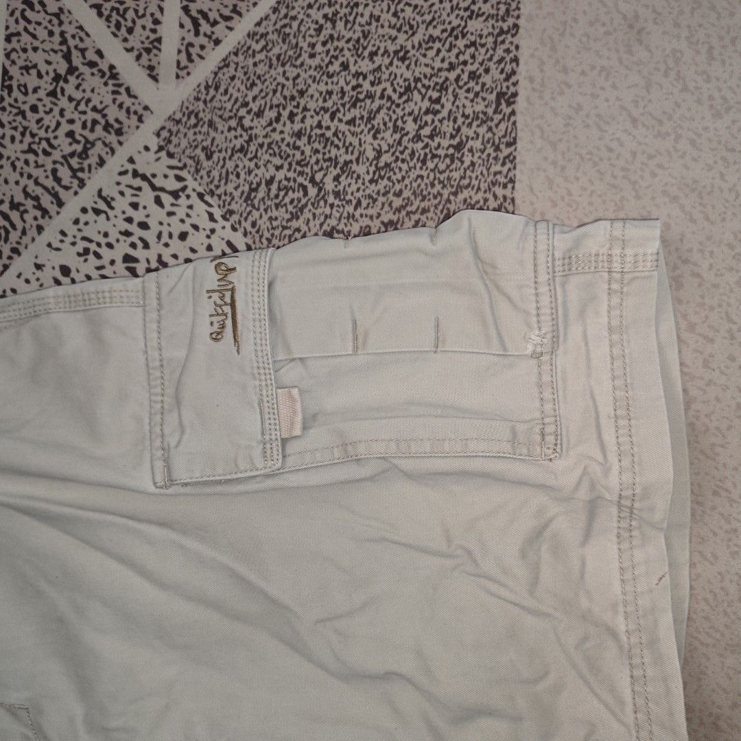 Quiksilver Cream Cargo Jorts (Category: Shorts) located in Tanay. Submitted by polothriftedit (Listing ID 1449471204, Image 2). Description: Issue: may maliit na distress sa may pocket Still in excellent condition, no hidden flaws YKK zipper Embroidered design dimes: waist: 33"-34" total length: 22.5" leg opening: 12.5" no return, no exchange, no refund [ pwede tumawad kahit walang kasalanan ].