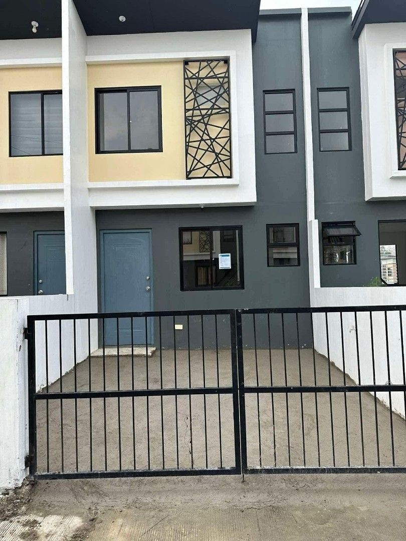 Rush pasalo house & lot (Category: House & Lot) located in Tagaytay City. Submitted by joselito_acosta (Listing ID 1449432399, Image 1). Description: RUSH PASALO ‼️‼️‼️‼️ PRESYONG PALUGI ‼️‼️‼️ OPEN FOR TERMS NA TAYO ‼️‼️‼️ OPEN FOR TERMS NA TAYO‼️‼️‼️ 250k Cash 250k installment 👍👍👍 550k Phirst Park Home Tanza Calista Mid Unit UNDER FINANCING (BDO) 10years to pay 3 years and 4months paid 6 years and 8months remaining Monthly ammort- 14k till F
