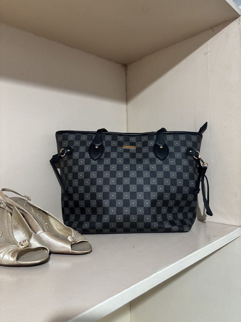 Secosana Shoulder Bag (Category: Shoulder Bags) located in Manila. Submitted by httpschayo (Listing ID 1449477448, Image 1). Description: Secosana Black Shoulder Bag — like new condition — spacious interior with a zip pocket — gold tone hardware — ideal for everyday use.