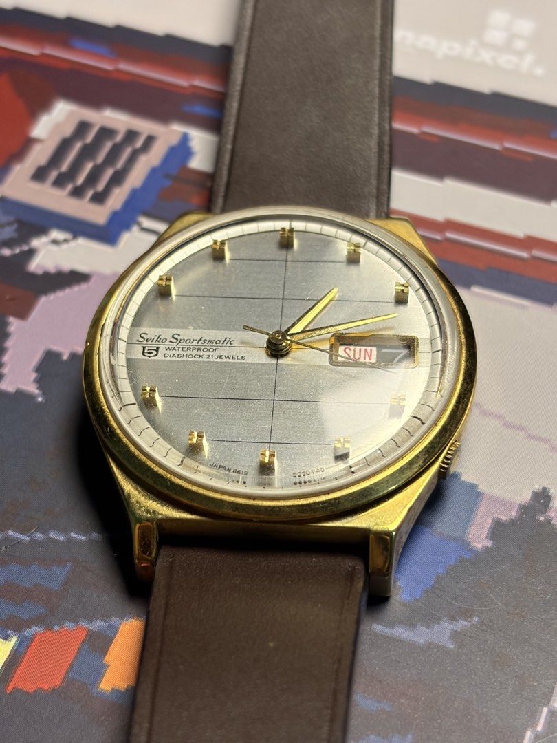 Seiko 5 Sportmatic Dynamic Dial (Kategori: Jam & Perhiasan Antik) berada di Depok. Dikirim oleh 13watchid (ID iklan 1449430987, Gambar 3). Deskripsi: Seiko 5 Sportmatic Dynamic Dial Gold case include leather strap Overhauled✅ June 2026 Kondisi masih terbilang mulus Aging di crown saja Quickset berjalan dengan normal Kondisi detail by pict, Dm jika berminat! .