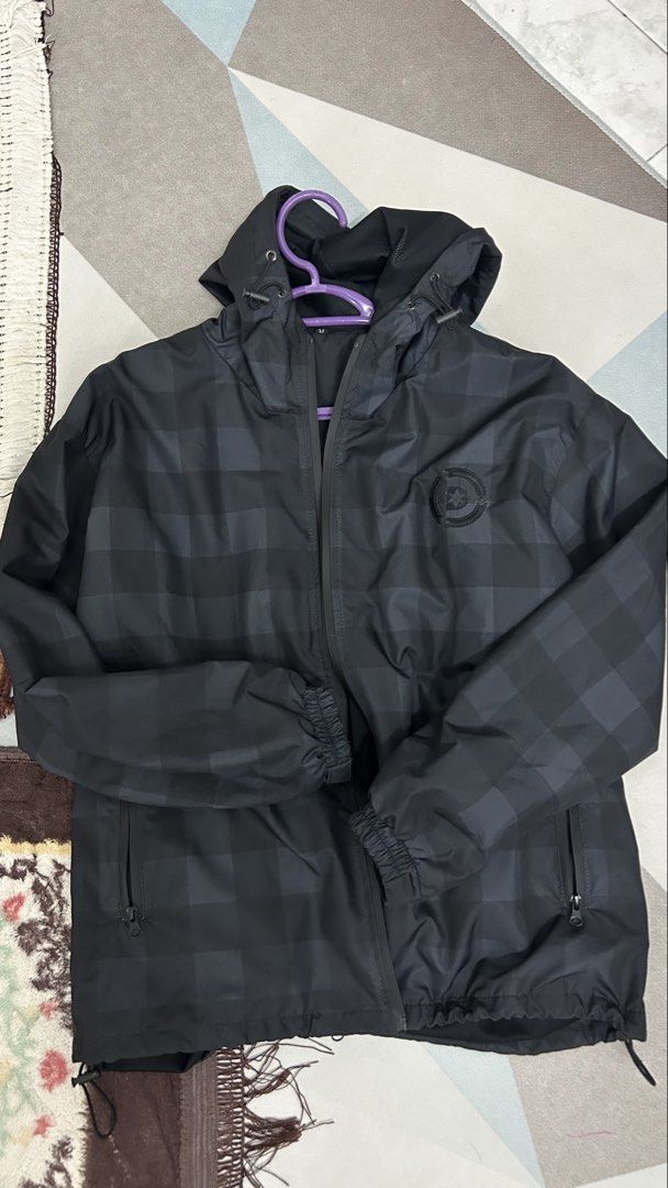 Shell jacket (Category: Activewear) located in Johor Bahru. Submitted by mthriff7 (Listing ID 1449415419, Image 1). Description: Bermint pm bru size m siap sticker dust bag .