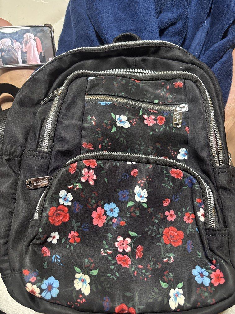 Small Backpack (Category: Backpacks) located in Singapore. Submitted by kyapreloved2912 (Listing ID 1449452734, Image 1). Description: Can fit A4. 2 pocket for drink . .