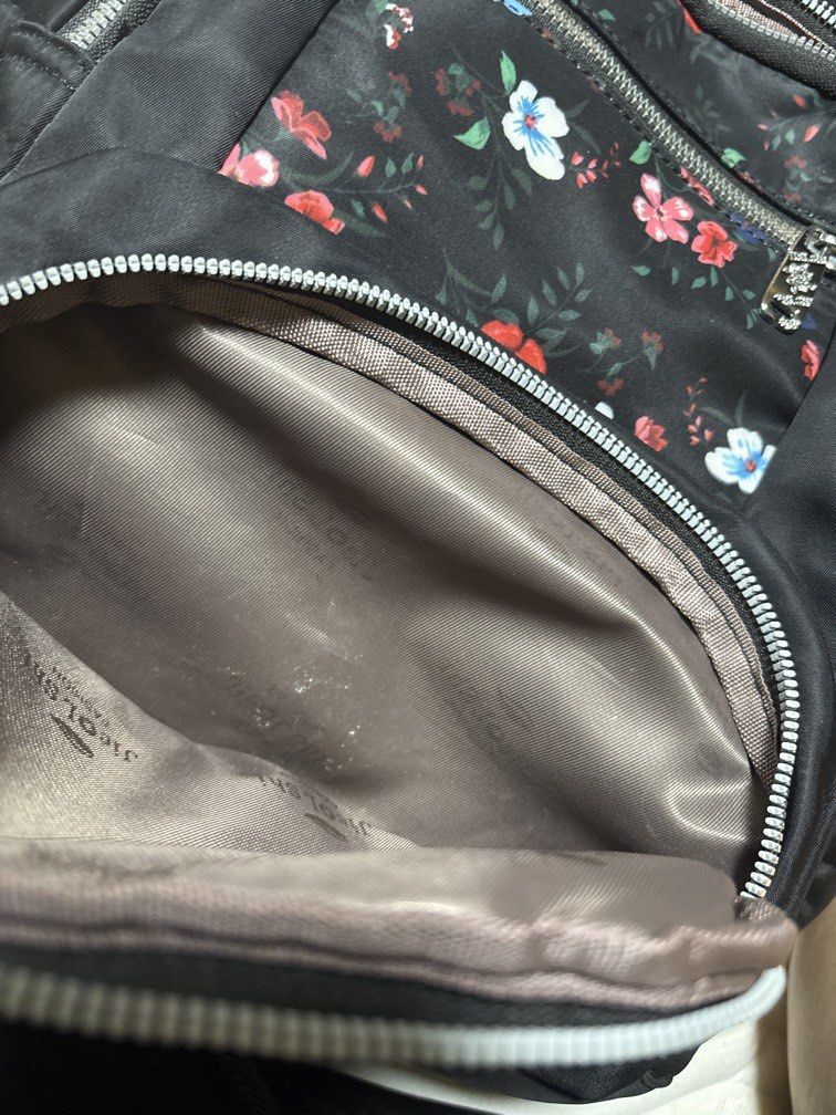 Small Backpack (Category: Backpacks) located in Singapore. Submitted by kyapreloved2912 (Listing ID 1449452734, Image 2). Description: Can fit A4. 2 pocket for drink . .