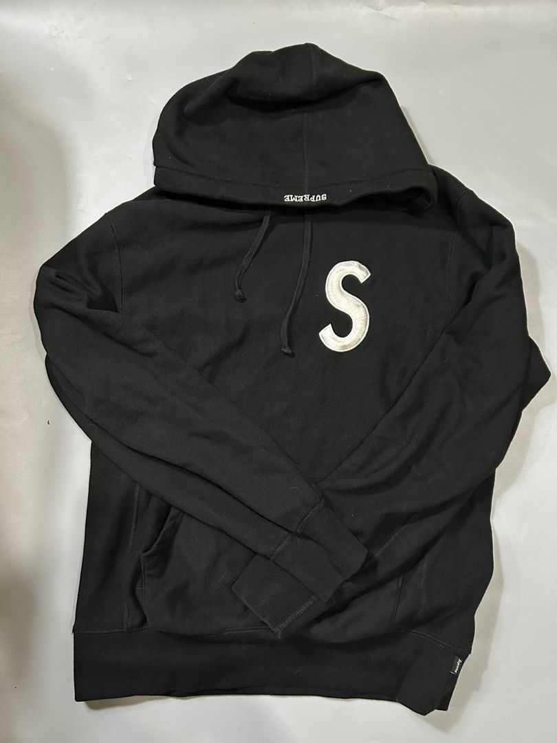 Supreme Hoodie (Category: Activewear) located in Aurora. Submitted by purethrift07 (Listing ID 1449492900, Image 1). Description: Maganda Black na black No issue Dm me.