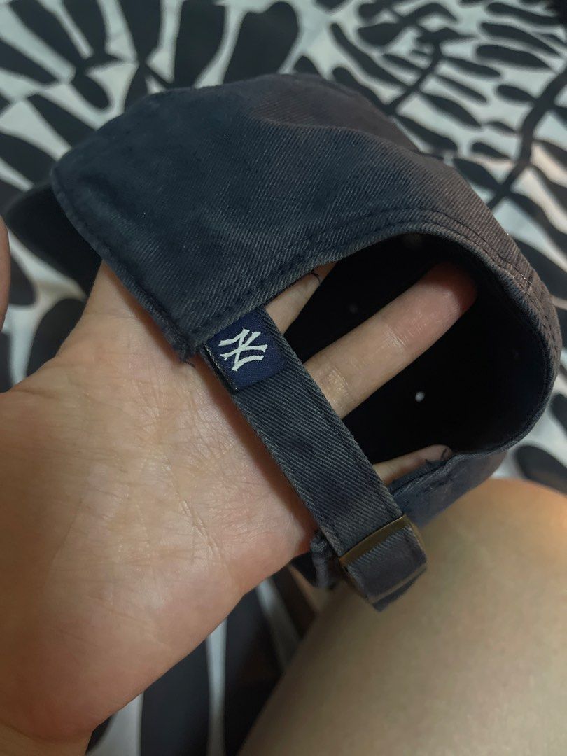 Baseball cap (Category: Hoodies) located in Singapore. Submitted by lizz66 (Listing ID 1449458367, Image 8). Description: - Oversized tan hoodie - New York Yankees baseball cap - Super comfy and casual - Perfect for everyday wear - Selling as a set.
