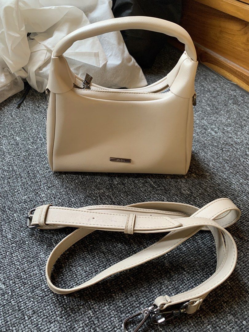 Tas by Flicka Bag (Kategori: Tas & Dompet Wanita) berada di Probolinggo. Dikirim oleh radikaai (ID iklan 1449494667, Gambar 1). Deskripsi: bisa di tenteng dan ada tali panjangnya juga ya, warna ivory, kondisi masih bagus bgtttt cocok buat kondangan atau acara formal lainnya karena modelnya elegan, dari FLICKA.