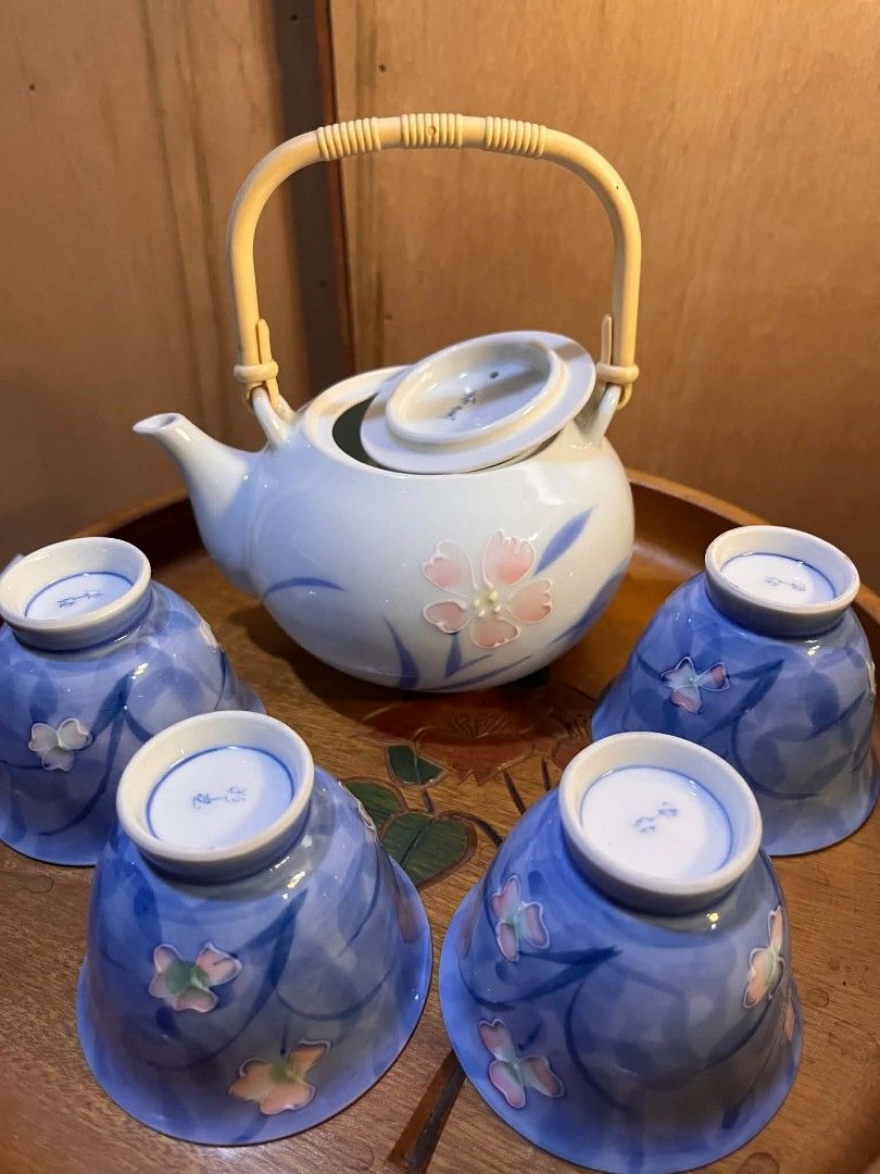 Tea set (Category: Coffee & Tea Tableware) located in Abucay. Submitted by garuj (Listing ID 1449357996, Image 2). Description: embossed flower pattern teapot and four cups.