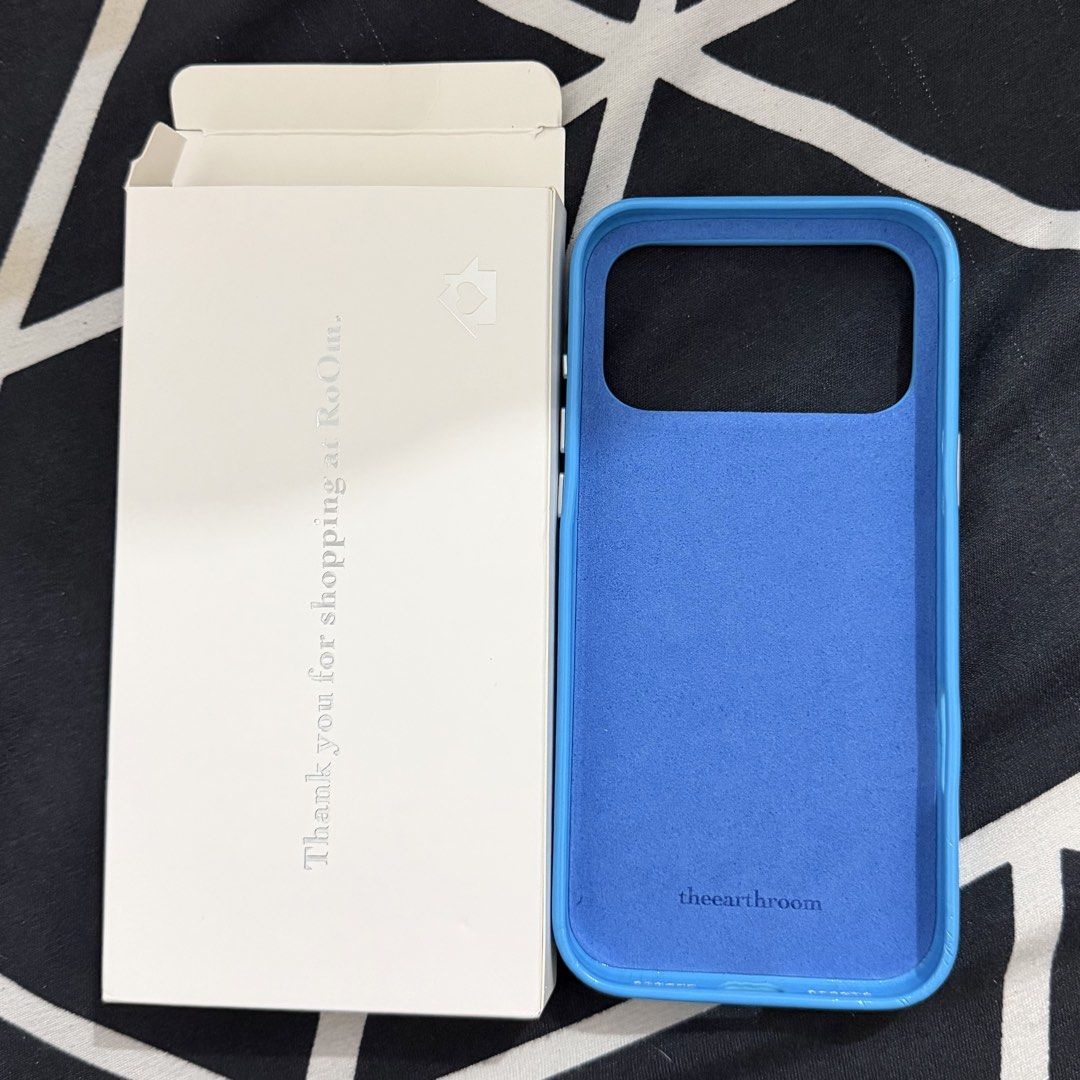 The Earth Room Puffer Case for iPhone 17 Pro Max (Category: Cases & Sleeves) located in Manila. Submitted by rachggg (Listing ID 1449486759, Image 2). Description: good as new bought for 1,800 php fitted only but it got a little scratches when i removed the case because my nails are long but it’s not that visible (pls refer to the 3rd photo).