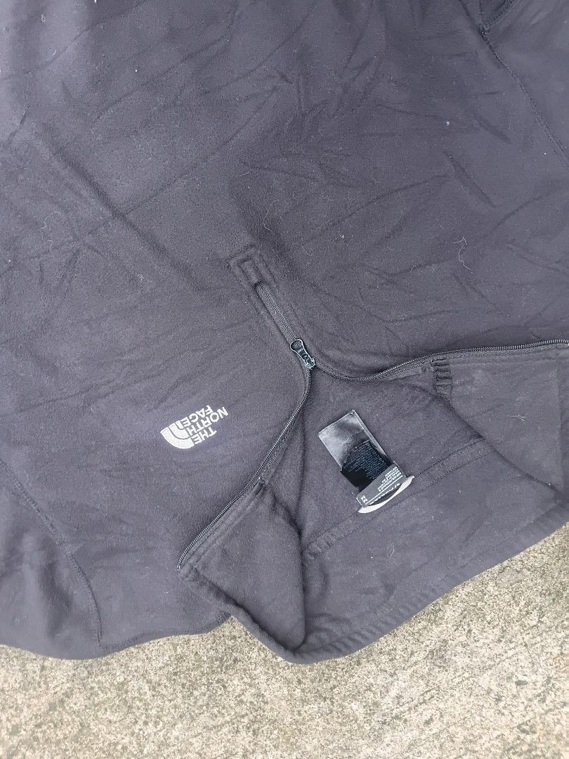 The North Face Fleece Pullover 1/4 Zip Men's Size M (Category: Coats, Jackets and Outerwear) located in Manila. Submitted by rollitgarments (Listing ID 1449428575, Image 2). Description: - The North Face Fleece Pullover - Men's Size M - Dark Grey Color - Quarter Zip Design - Made in Vietnam - Ideal for layering or casual wear - Please check photos for detailed condition.