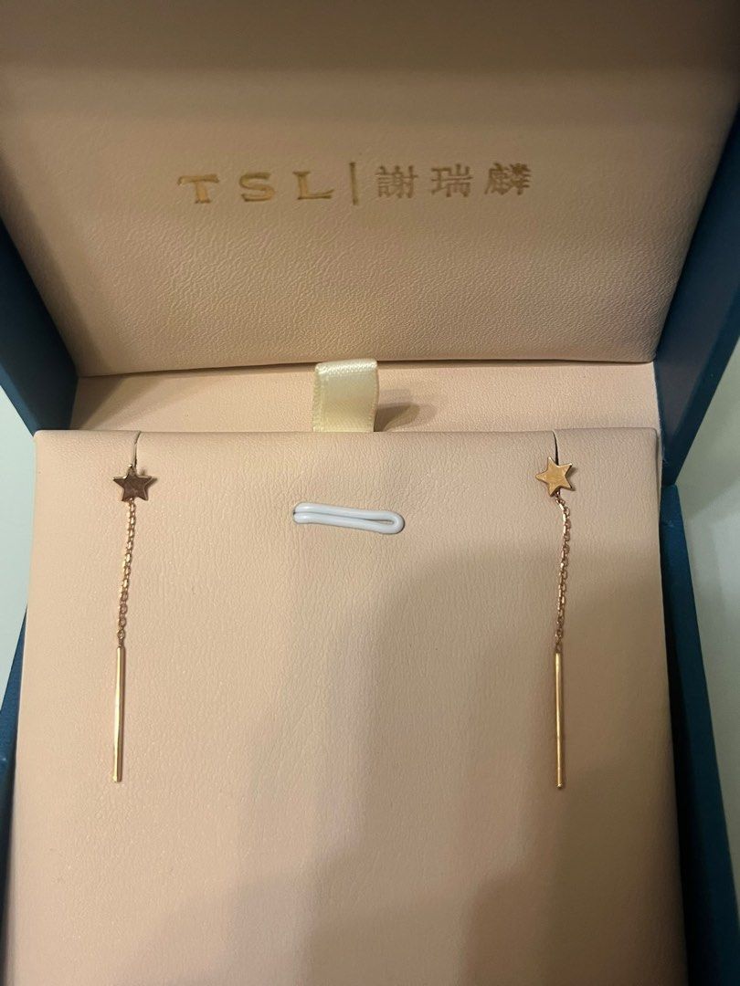 TSL 謝瑞麟 18K金 星星流蘇耳環 （分類：耳環）位於 Hong Kong。 由 cecil122 提交（商品編號 1449328757，圖片 2）。簡介： $760 TSL 星星耳環 圖內有呎寸可自行查閱 星期六日屯門西鐵站交收 可SF 到付減$30 冇單介意勿拍。