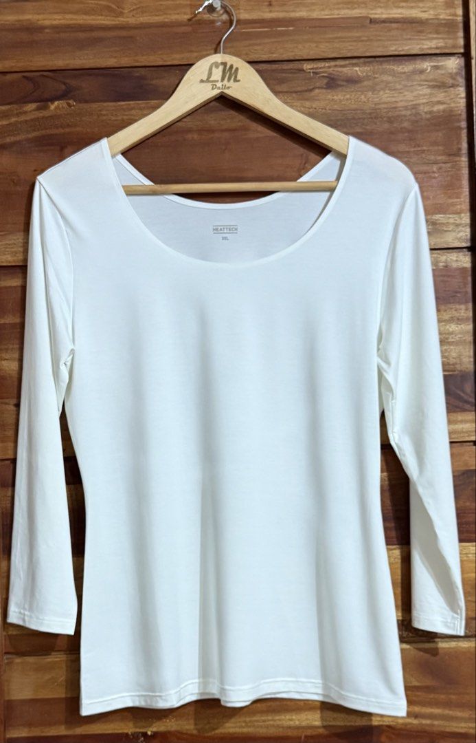 Uniqlo Heattech Long Sleeve Top White (Category: Longsleeves) located in San Pablo. Submitted by lmdailo (Listing ID 1449371349, Image 1). Description: - Condition/ Likenew - Color: White - Size: XXL On Tag Kasya sa Large -Dimes/ Width 18 Length 25.5 - Style: Long sleeves with scoop neckline - Features: Soft, comfortable material, great for layering .
