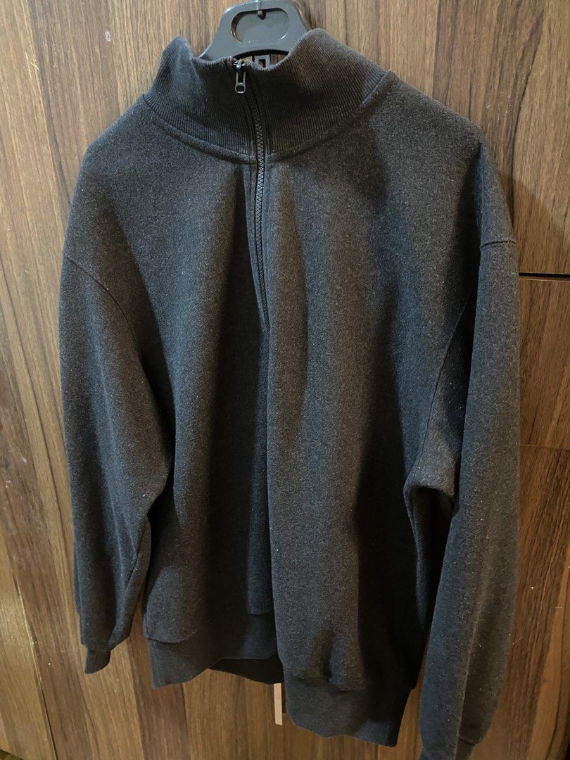 Uniqlo Quarter Zip (Charcoal Gray) (Category: Coats, Jackets and Outerwear) located in Antipolo. Submitted by drearchives (Listing ID 1449524375, Image 3). Description: FS FS FS!! Uniqlo Quarter Zip (Charcoal Gray) 🧥 - Size Large, fits XL aswell. - No issues, no damages. only for ₱499.