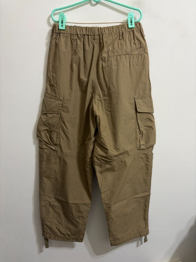 由 buy2freeshiping (刊登 ID 1449390539，圖片 2) 提交，位於 新北市 (New Taipei) 的 Uniqlo U 卡其色 錐形 大寬管 傘兵褲 涼爽工裝褲 【尺寸】：30-31腰 腰寬 : 39-41、褲襠 : 34、臀圍 : 59、大腿 : 35、全長 : 99、褲腳 : 21 公分 【新舊】：85% (類別：其他長褲)，說明：。