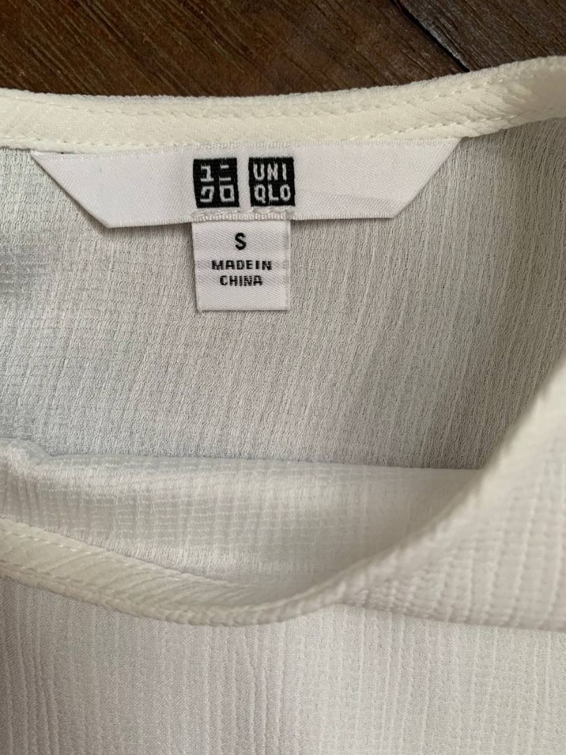 UNIQLO White Top (Category: Blouses) located in Ranau. Submitted by nics_thrift (Listing ID 1449400757, Image 2). Description: PIT =20 in LENGTH = 19 in.