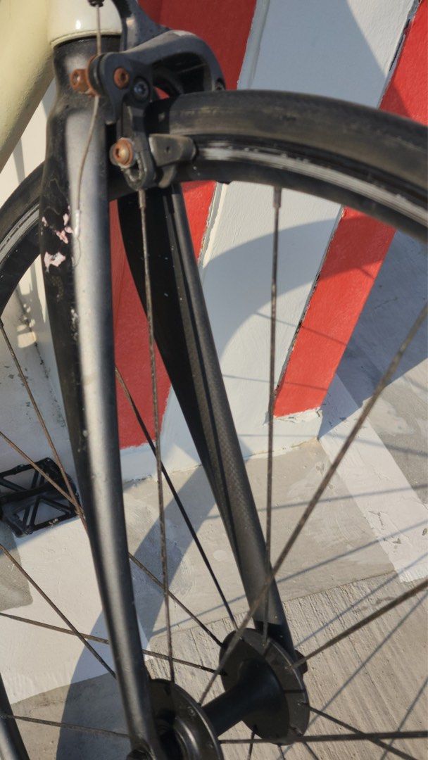 Unknown Fixed (Category: Bicycles) located in Singapore. Submitted by abdullah4387 (Listing ID 1449428538, Image 1). Description: Unknown fixie Carbon fork Need to put your own backwheel Great for custom build Straight bar.
