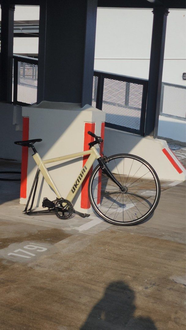 Unknown Fixed (Category: Bicycles) located in Singapore. Submitted by abdullah4387 (Listing ID 1449428538, Image 3). Description: Unknown fixie Carbon fork Need to put your own backwheel Great for custom build Straight bar.