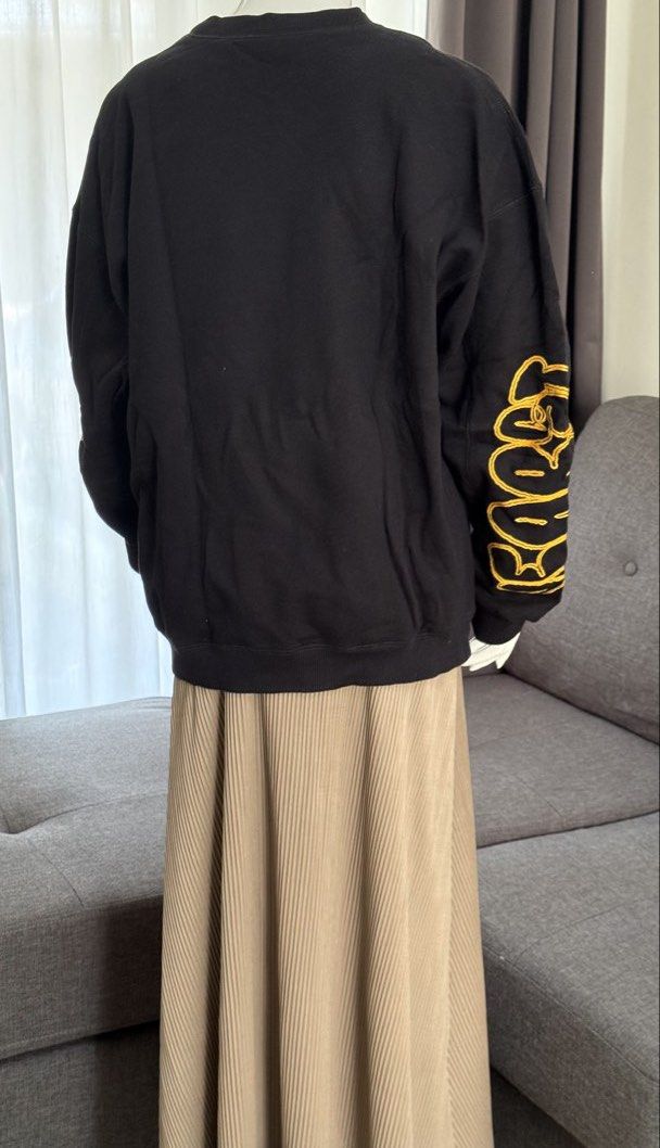 Vearst - Crewneck - Black (Kategori: Atasan) berada di Bekasi. Dikirim oleh racpl (ID iklan 1449463353, Gambar 3). Deskripsi: Like New! LD 125 Pj. Baju 65.