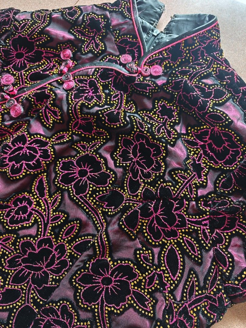 Velvet Floral Cheongsam Dress (Category: Dresses) located in Sungai Buloh. Submitted by yvonne8233 (Listing ID 1449372058, Image 2). Description: - Beautiful velvet dress with a vibrant floral pattern. - Features a traditional cheongsam neckline with knot buttons. - Fabric has a lovely sheen. - Ideal for parties or special occasions. - Unique and eye-catching design. Shoulder: 44cm Bust (Pit to Pit): 49cm (×2 =108cm circumference) Waist: 46 cm (×