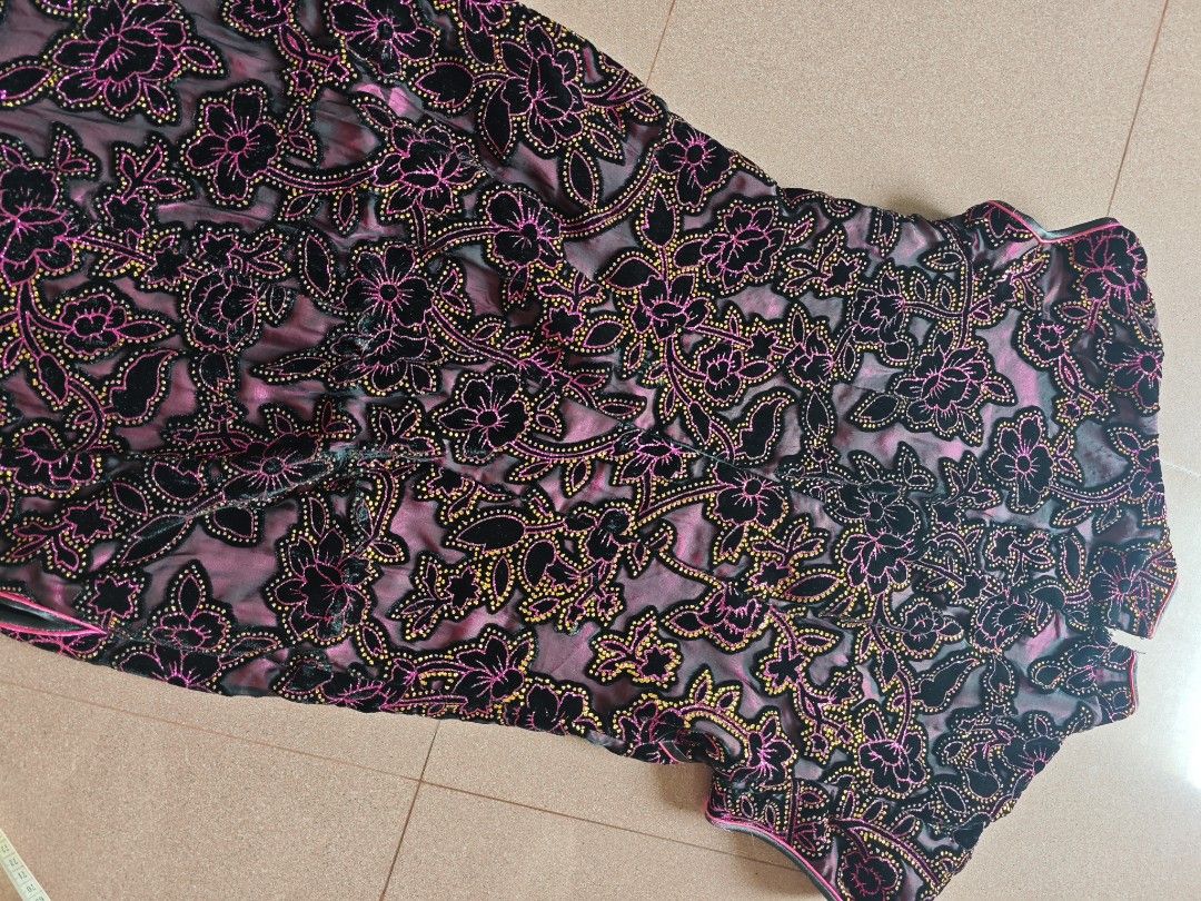 Velvet Floral Cheongsam Dress (Category: Dresses) located in Sungai Buloh. Submitted by yvonne8233 (Listing ID 1449372058, Image 3). Description: - Beautiful velvet dress with a vibrant floral pattern. - Features a traditional cheongsam neckline with knot buttons. - Fabric has a lovely sheen. - Ideal for parties or special occasions. - Unique and eye-catching design. Shoulder: 44cm Bust (Pit to Pit): 49cm (×2 =108cm circumference) Waist: 46 cm (×
