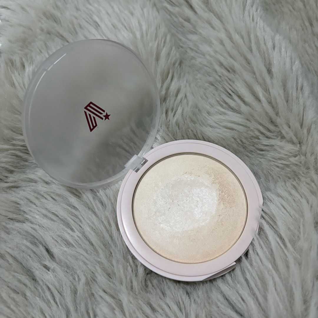 Vicr Cosmetics Setting Powder (Category: Makeup) located in Manila. Submitted by scy_o.o (Listing ID 1449508072, Image 2). Description: - Vice Cosmetics Setting Powder - Compact size, perfect for on-the-go touch-ups. - Clean and attractive packaging. - Plenty of product remaining, despite some usage. - Adds a lovely shimmer to any makeup look..