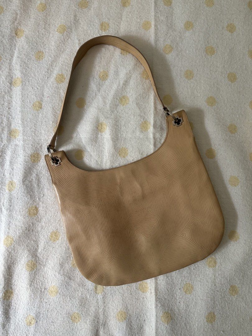 Vintage Bally Cream Shoulder Bag (Category: Shoulder Bags) located in Lipa City. Submitted by bagabonds (Listing ID 1449380353, Image 1). Description: Can send more photos :).