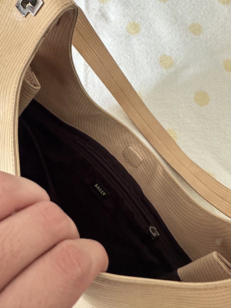 Vintage Bally Cream Shoulder Bag (Category: Shoulder Bags) located in Lipa City. Submitted by bagabonds (Listing ID 1449380353, Image 2). Description: Can send more photos :).
