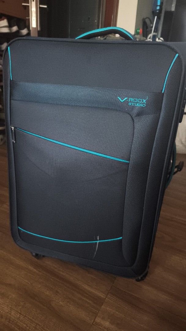 V-ROOX STUDIO 24寸黑色旅行喼 （分類：旅遊 - 旅行必需品及用品）位於 Hong Kong。 由 u.seller 提交（商品編號 1449403588，圖片 1）。簡介： V-ROOX STUDIO 嘅旅行喼，黑色配藍色邊，好有型。有三個輪仔，方便拖行。側邊有TSA認證密碼鎖，去旅行好安心。容量都幾大，裝到好多嘢。 68x42x28cm。