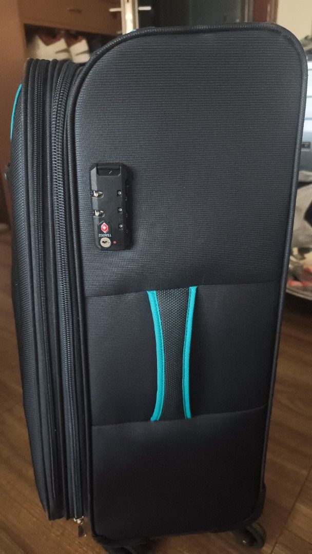 V-ROOX STUDIO 24寸黑色旅行喼 （分類：旅遊 - 旅行必需品及用品）位於 Hong Kong。 由 u.seller 提交（商品編號 1449403588，圖片 2）。簡介： V-ROOX STUDIO 嘅旅行喼，黑色配藍色邊，好有型。有三個輪仔，方便拖行。側邊有TSA認證密碼鎖，去旅行好安心。容量都幾大，裝到好多嘢。 68x42x28cm。